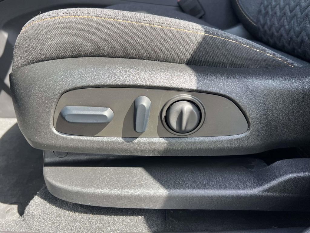 Used 2023 Chevrolet Equinox LT AWD/4WD image 17