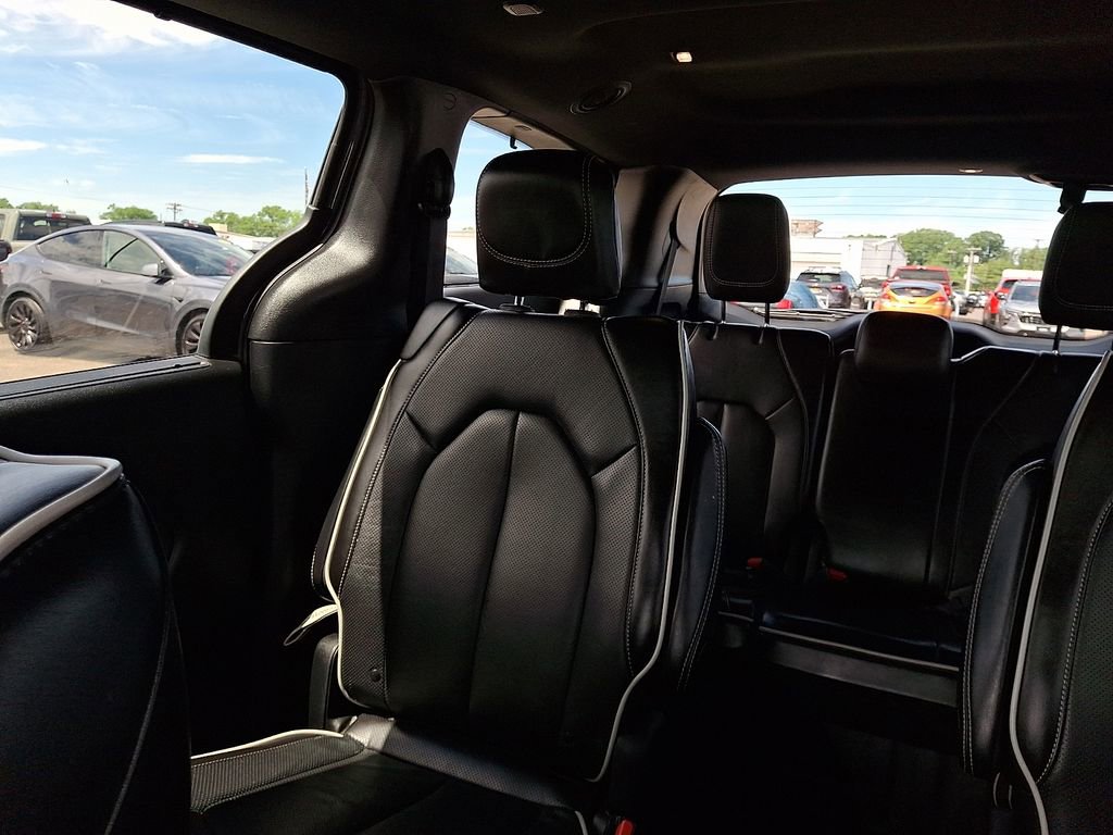 Used 2025 Chrysler Pacifica Limited FWD image 19