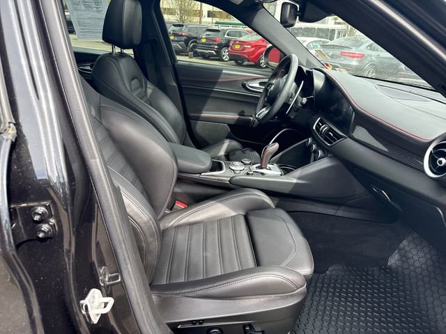 Used 2023 Alfa Romeo Giulia Estrema image 13