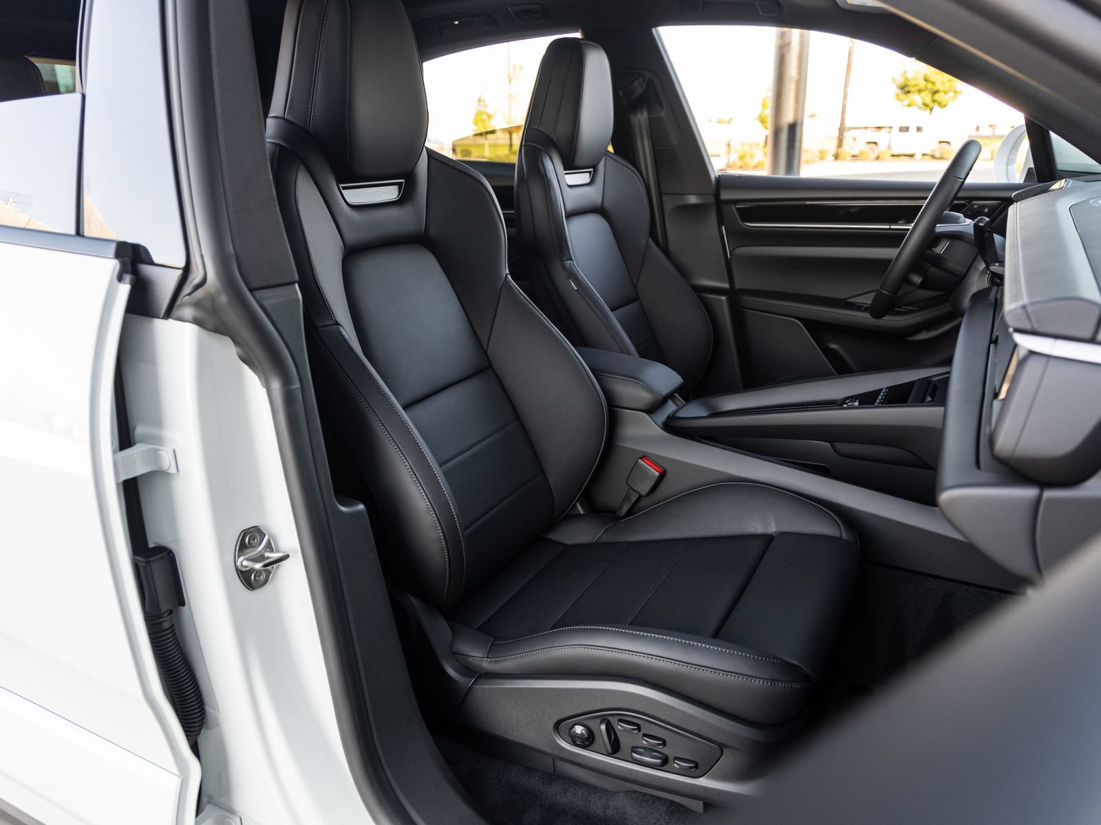 Certified 2025 Porsche Macan 4S Electric AWD/4WD image 46