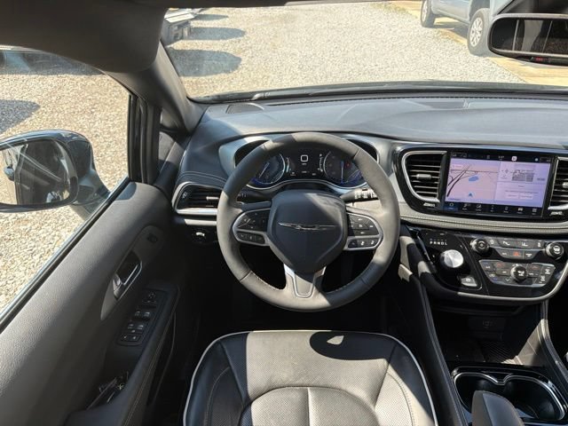 Used 2026 Chrysler Pacifica Limited FWD image 11