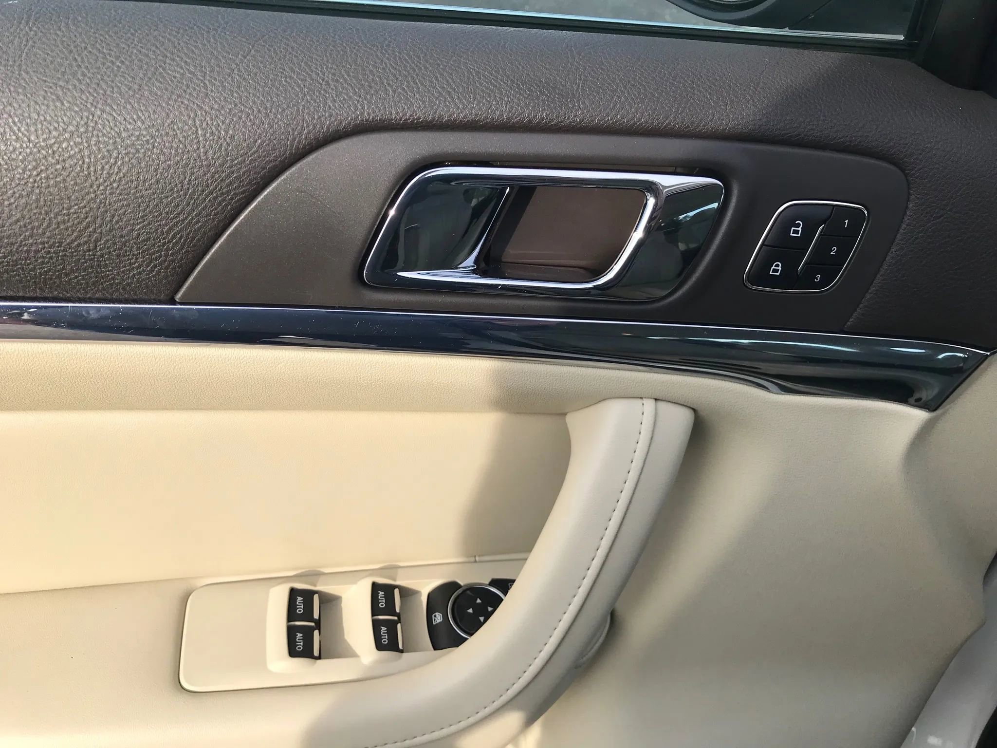 Used 2013 Lincoln MKS Sedan 4D image 12