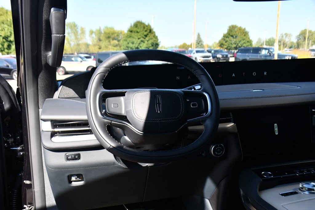 New 2025 Lincoln Navigator Reserve w/ Jet Appearance Package image 12