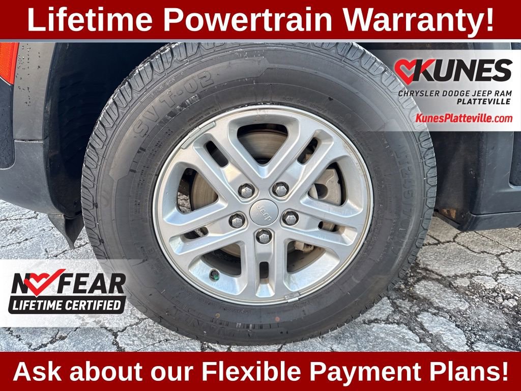 Used 2023 Jeep Grand Cherokee Laredo image 12