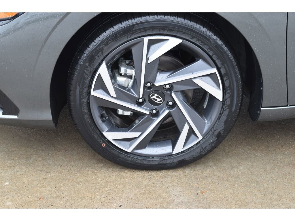 New 2025 Hyundai Elantra SEL image 3