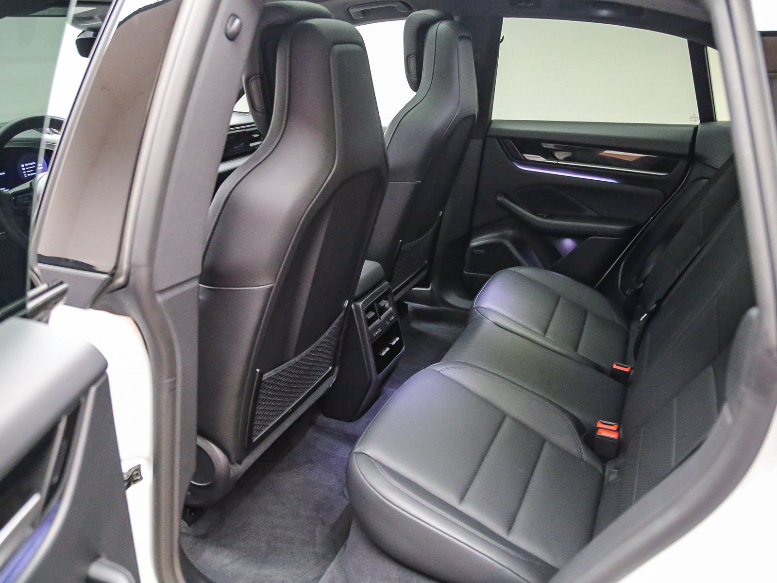Certified 2025 Porsche Macan 4S Electric AWD/4WD image 23