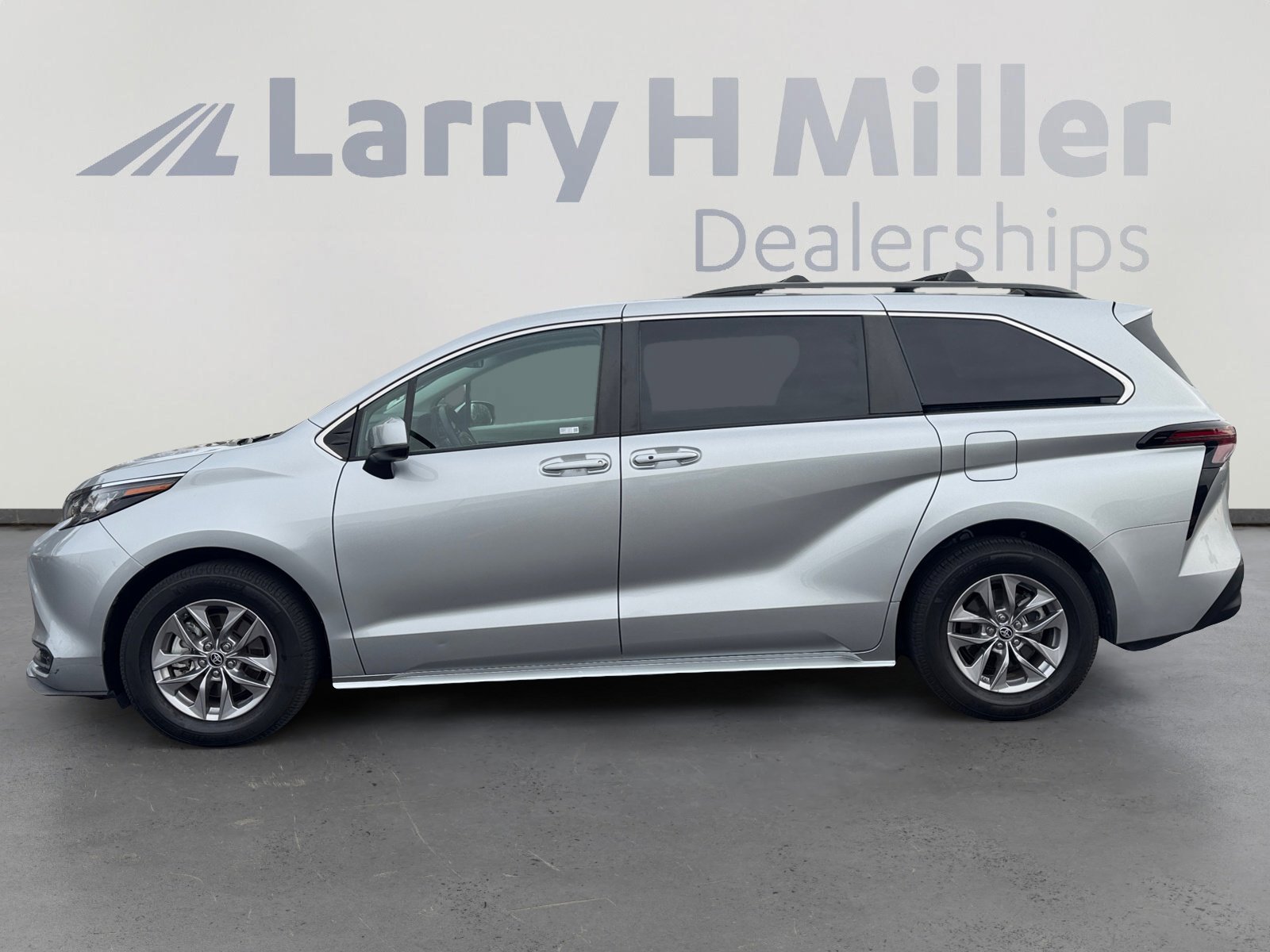 Certified 2023 Toyota Sienna LE FWD image 2