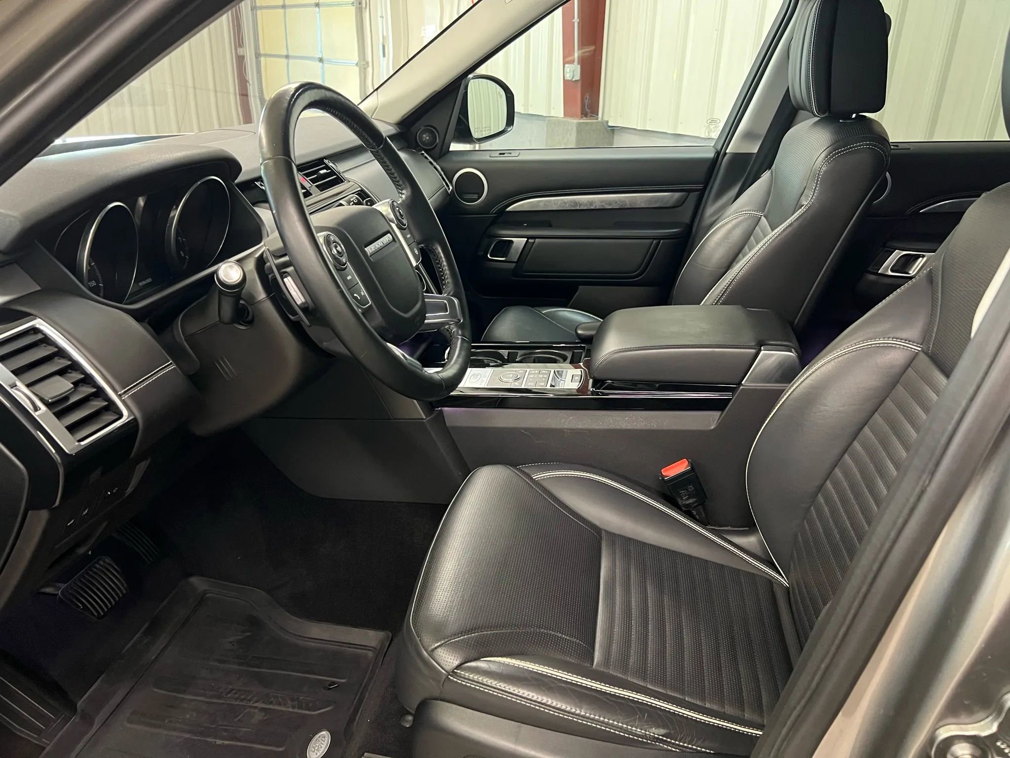 Used 2017 Land Rover Discovery First Edition image 18