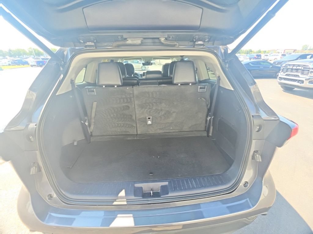 Used 2022 Toyota Highlander XLE AWD/4WD image 29