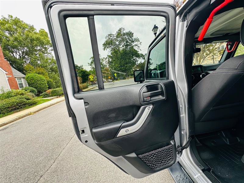Used 2018 Jeep Wrangler Unlimited Sahara w/ Connectivity Group image 28