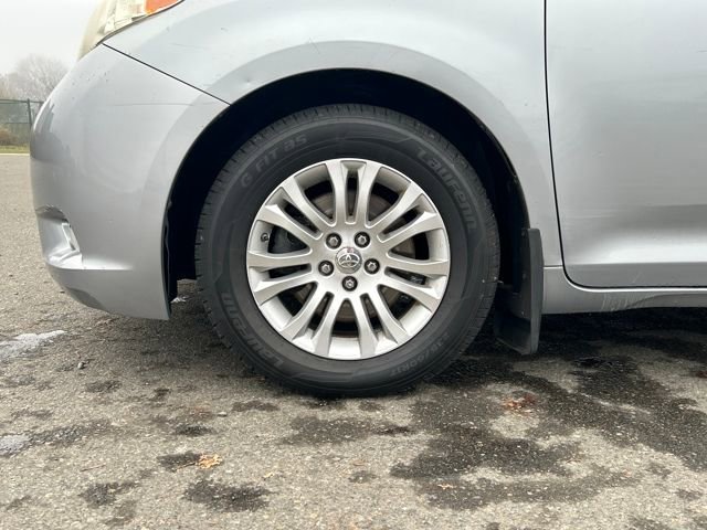 Used 2011 Toyota Sienna XLE image 30