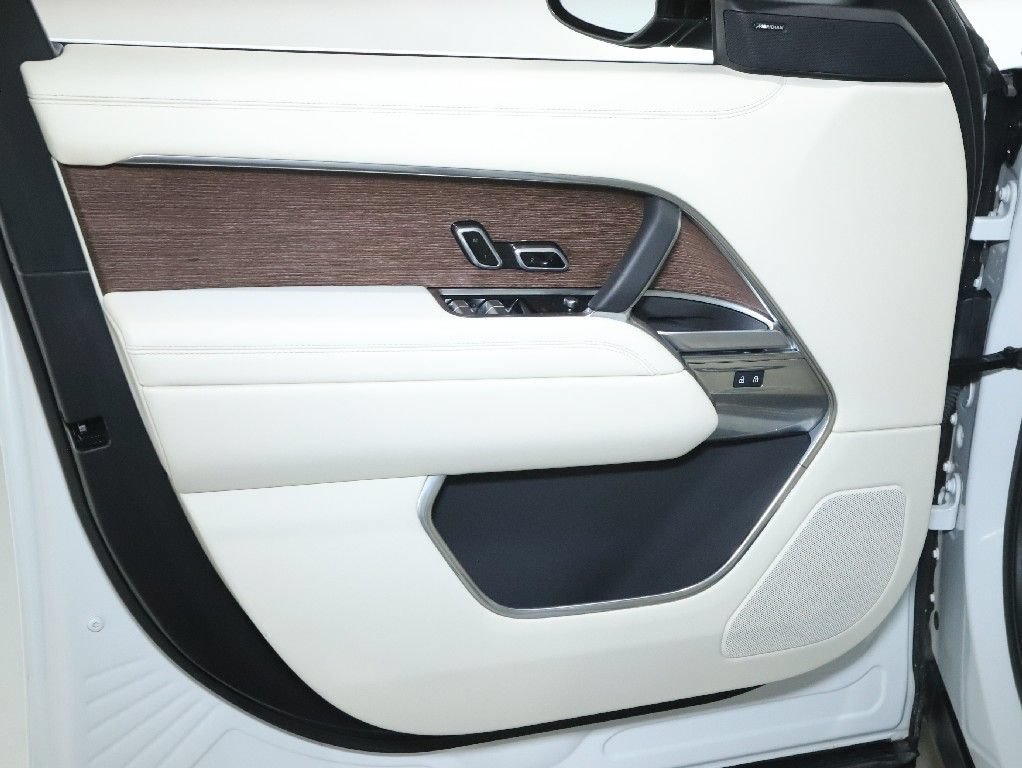Used 2025 Land Rover Range Rover SE AWD/4WD image 32