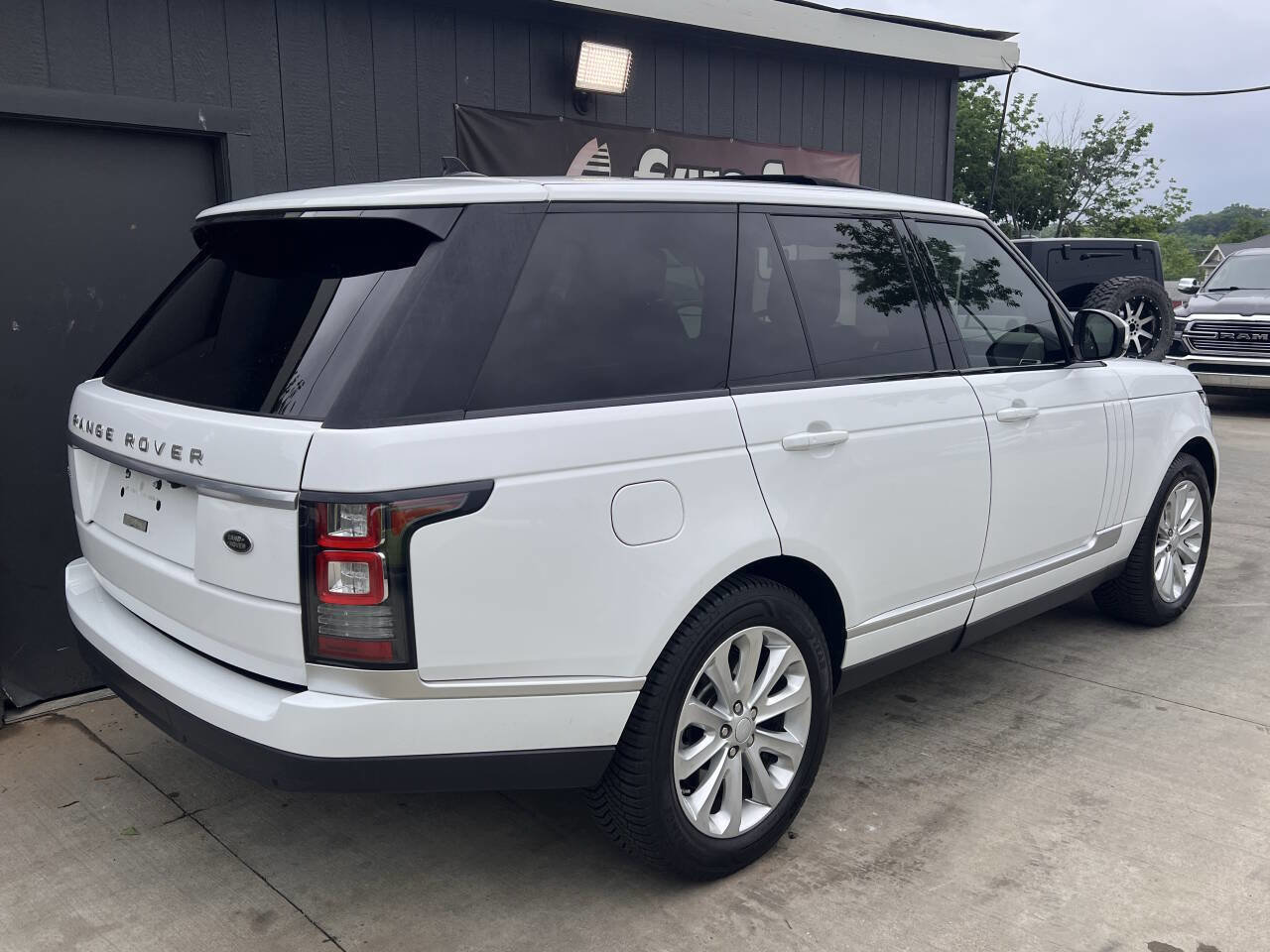 Used 2016 Land Rover Range Rover HSE image 9