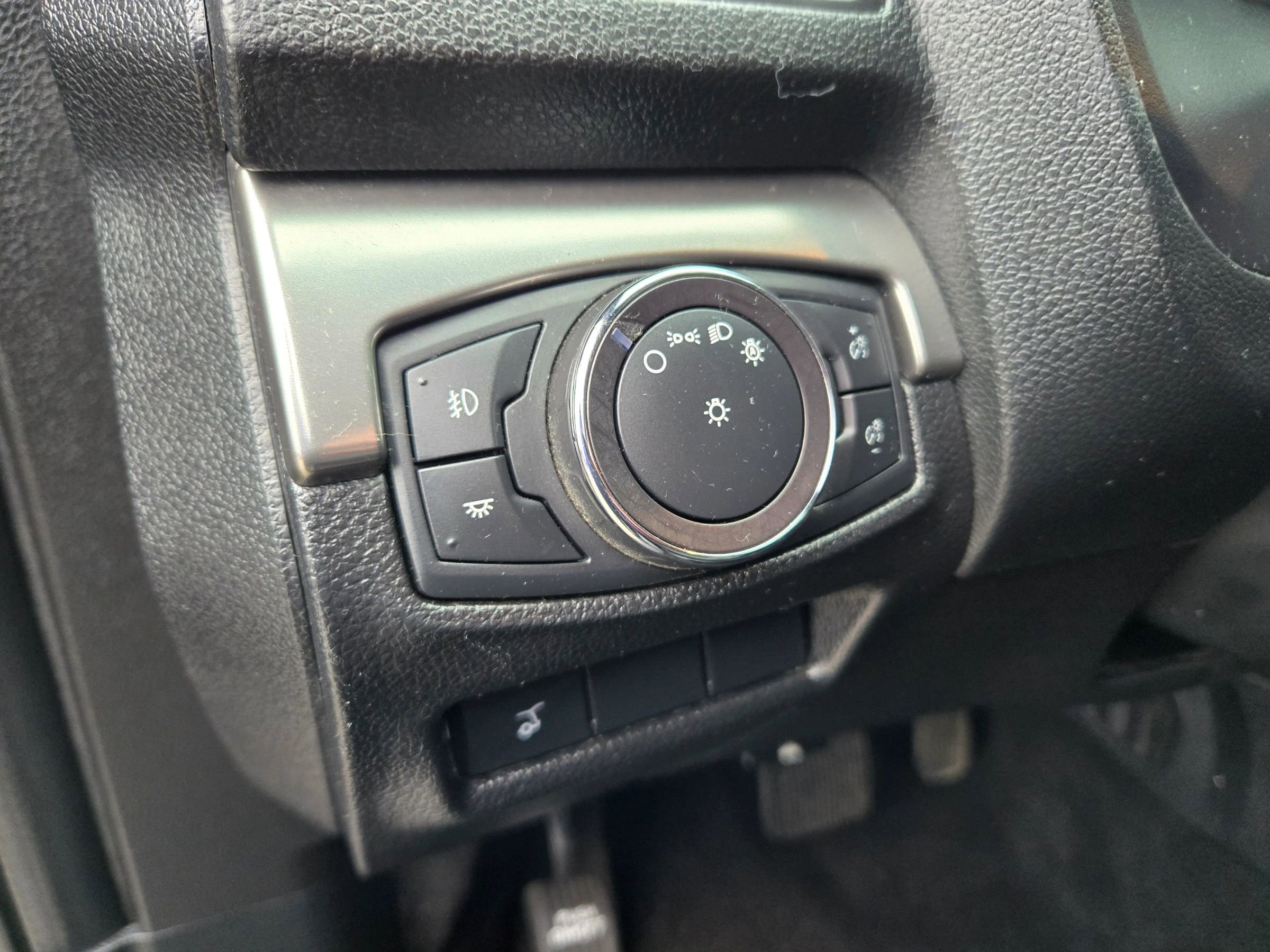 Used 2019 Ford Explorer XLT w/ Equipment Group 202A AWD/4WD image 39