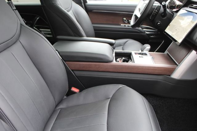 Used 2025 Land Rover Range Rover SE image 3