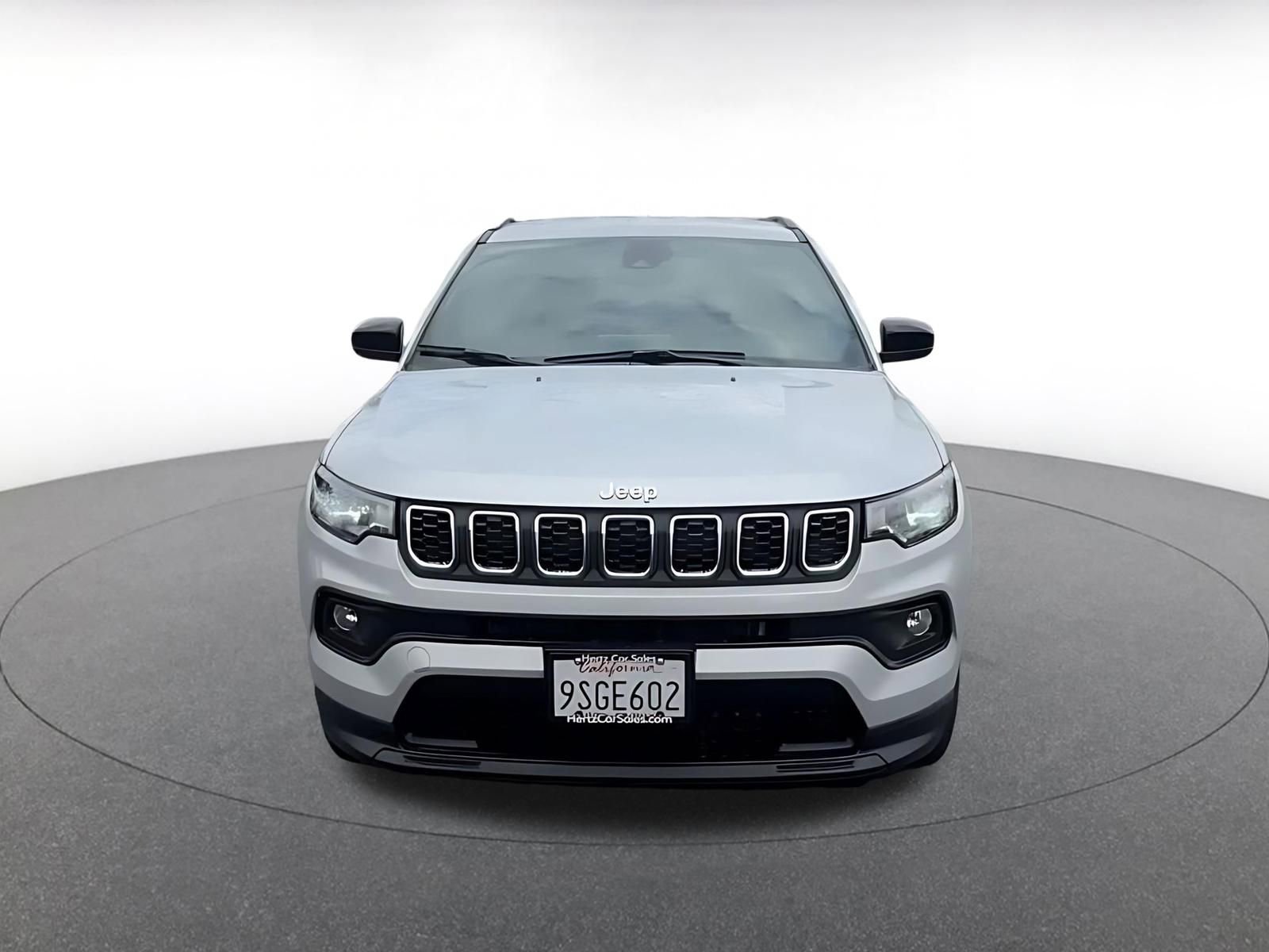 Used 2025 Jeep Compass Latitude AWD/4WD image 4