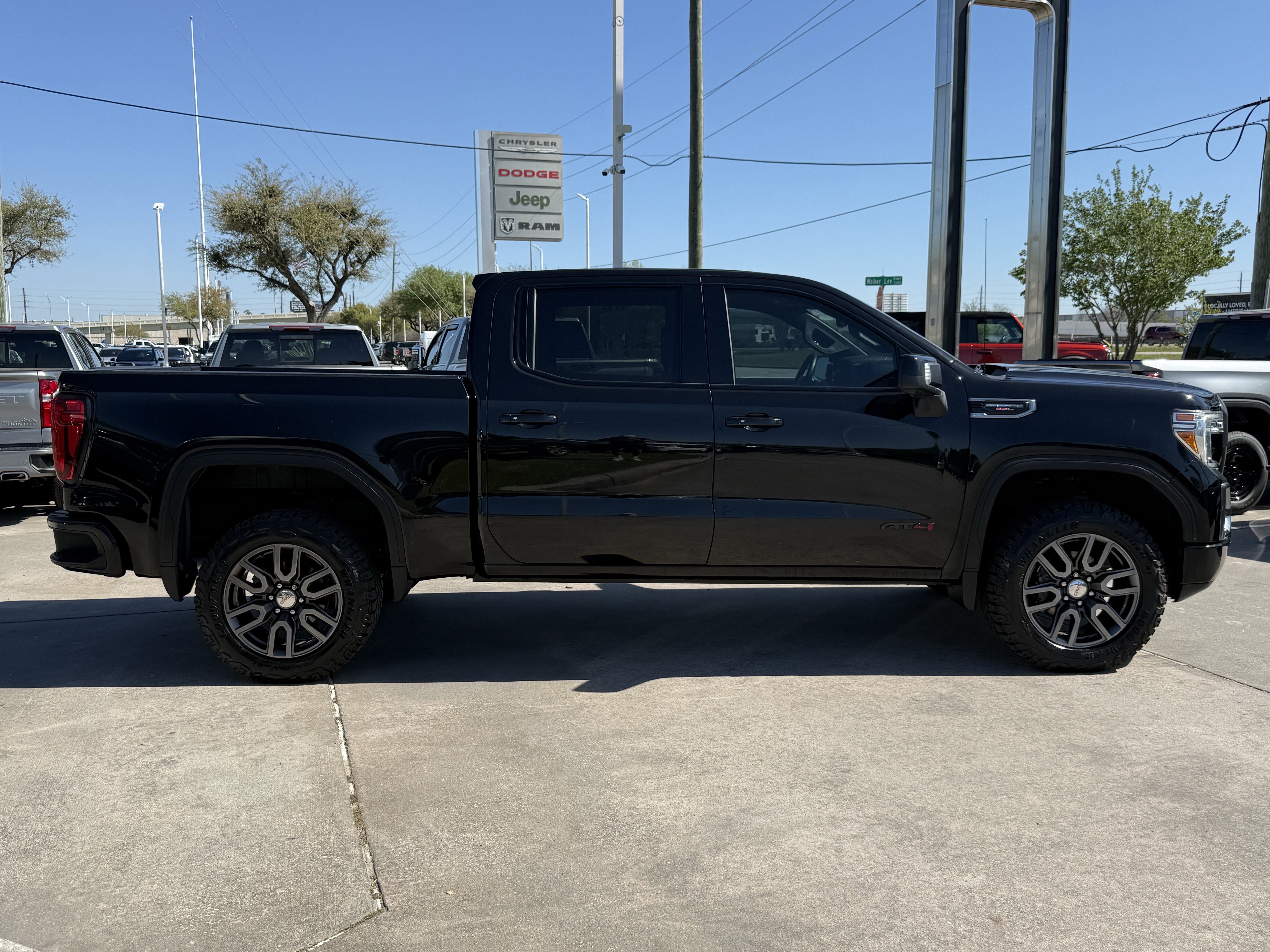 Used 2021 GMC Sierra 1500 AT4 w/ AT4 Value Package image 3