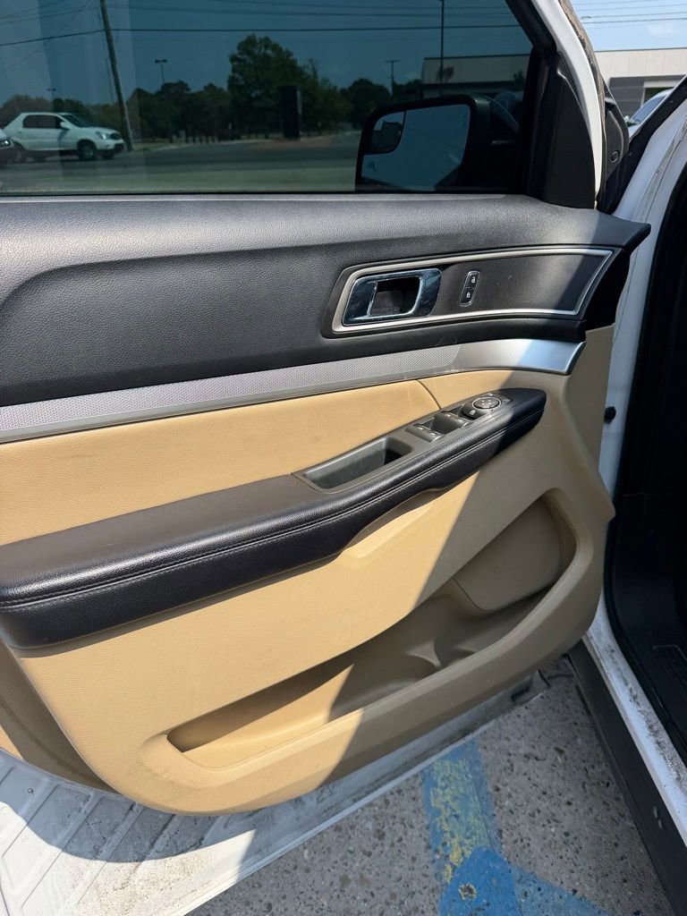 Used 2016 Ford Explorer XLT w/ Equipment Group 202A FWD image 11