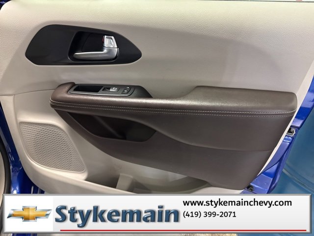 Used 2021 Chrysler Pacifica Touring-L w/ Uconnect Theater Family Group image 27