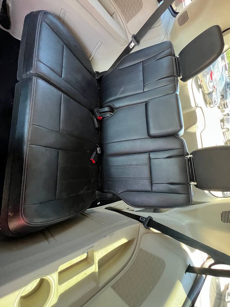 Used 2014 Chrysler Town & Country Touring FWD image 10