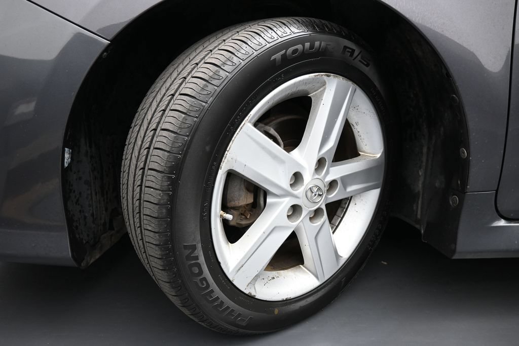 Used 2014 Toyota Camry SE w/ Moonroof Package FWD image 16