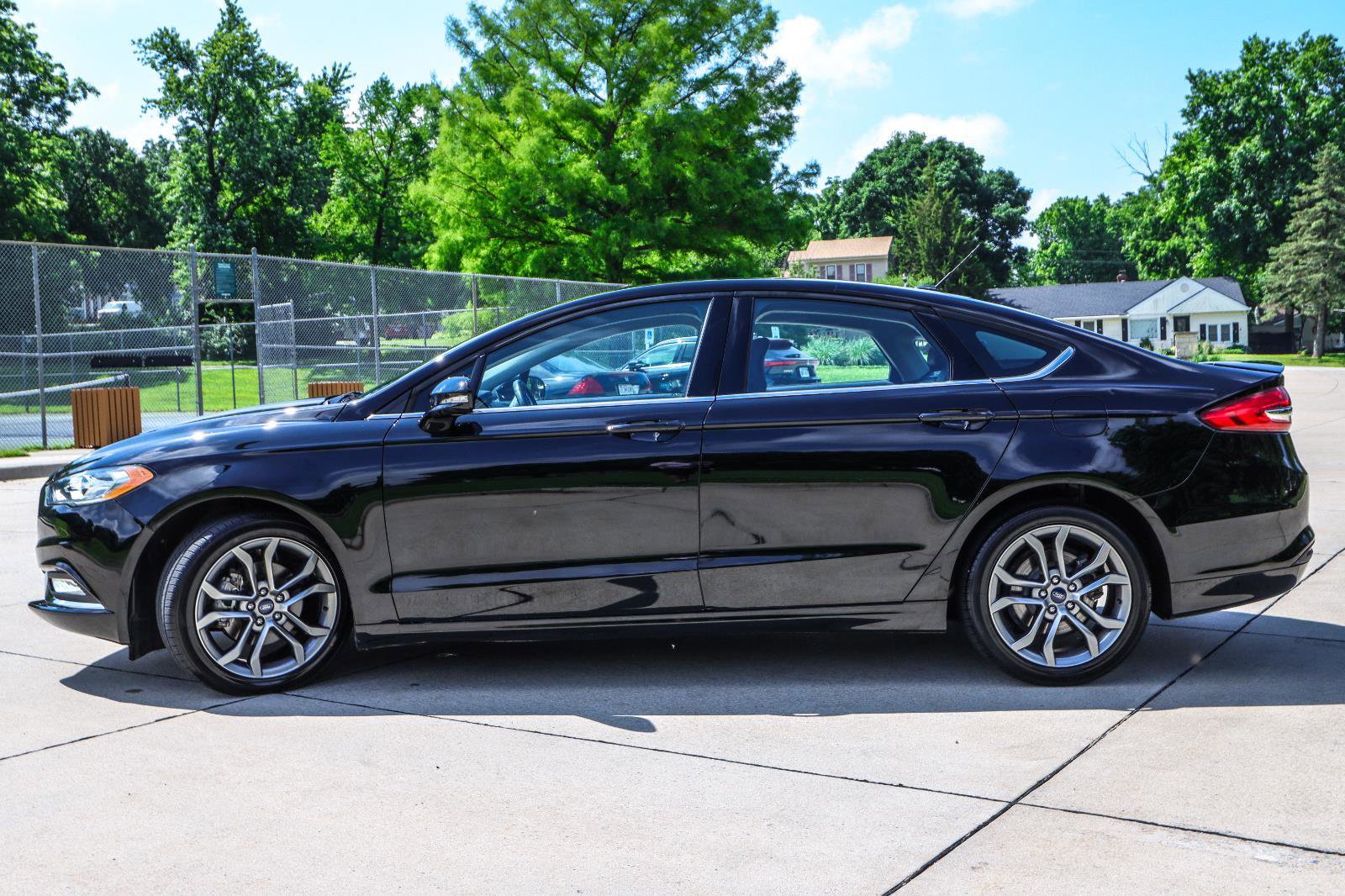 Used 2017 Ford Fusion SE w/ Equipment Group 201A FWD image 4