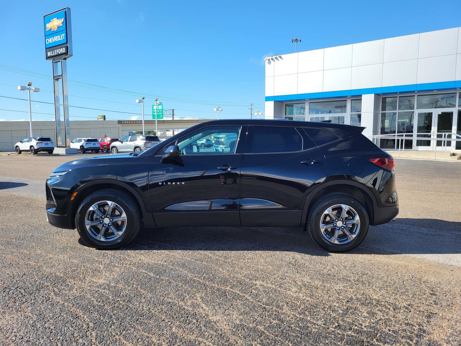 Used 2025 Chevrolet Blazer LT FWD image 2