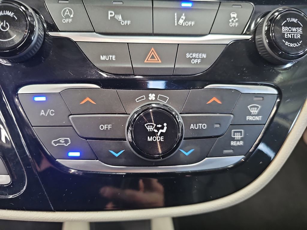 Used 2023 Chrysler Pacifica Touring-L FWD image 23