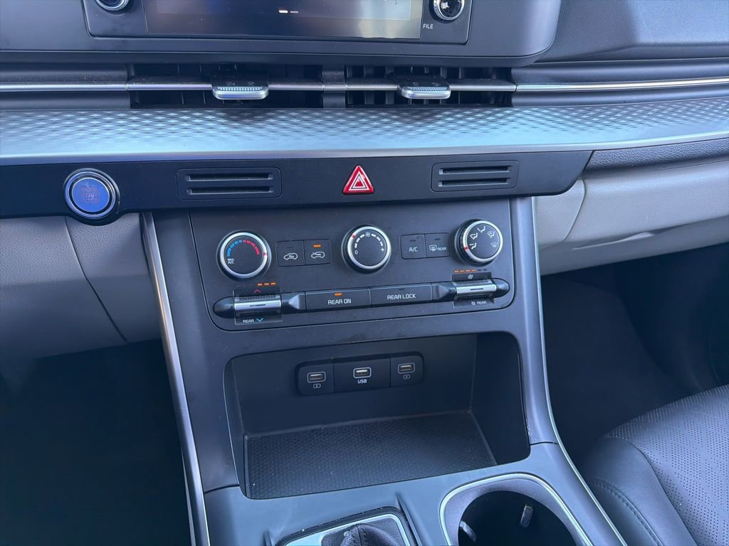 Used 2024 Kia Carnival LX image 17