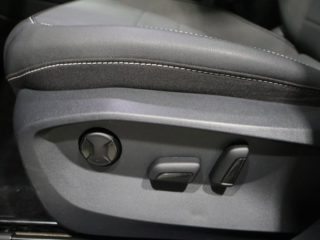 Used 2023 Volkswagen Taos SE w/ Panoramic Sunroof Package image 13