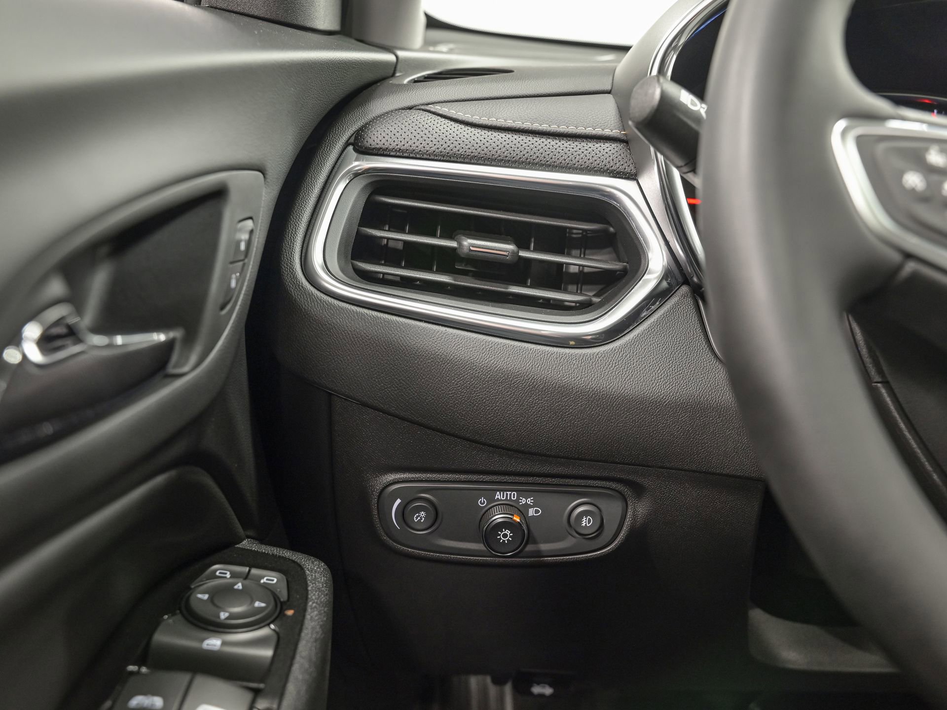 Used 2023 Chevrolet Equinox Premier FWD image 18