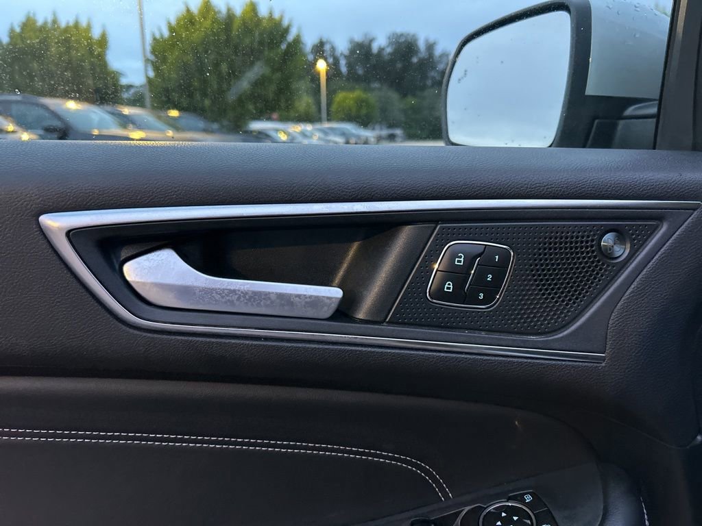 Used 2022 Ford Edge Titanium image 12