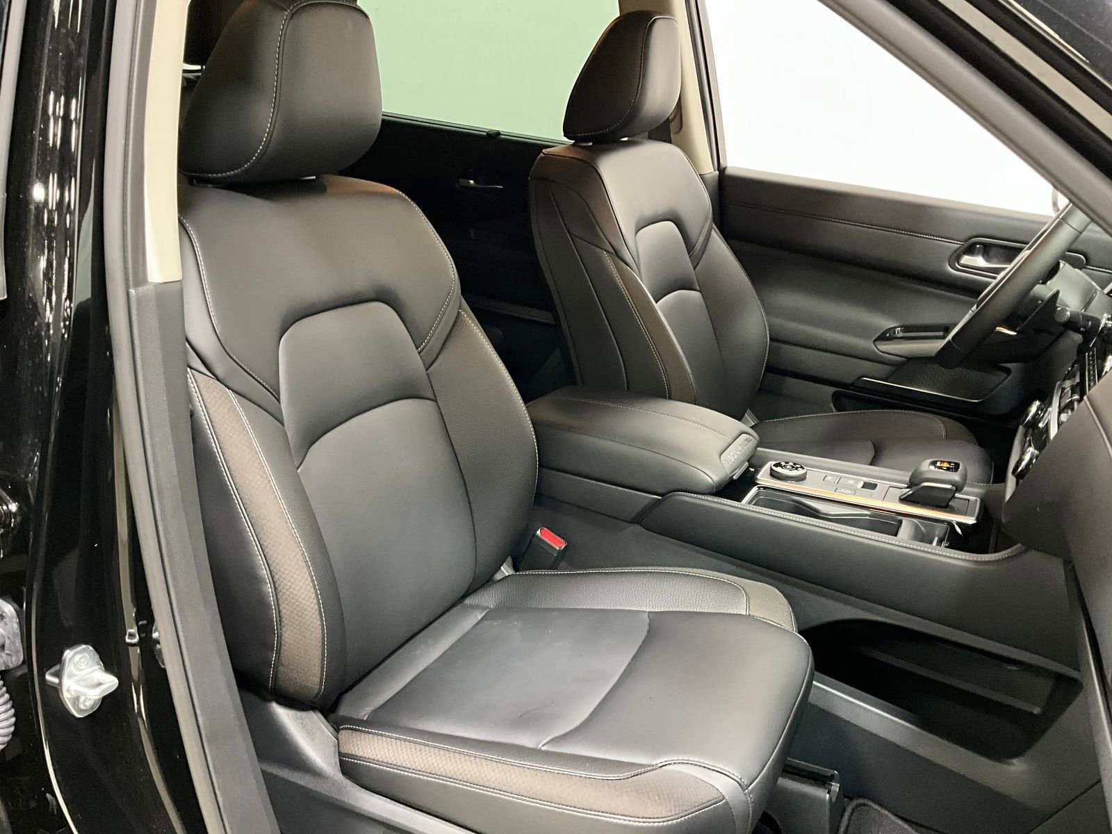 Used 2025 Nissan Pathfinder SL w/ Black Appearance Package image 8