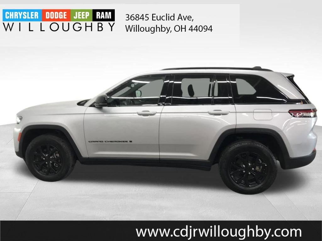 Used 2024 Jeep Grand Cherokee Altitude image 5