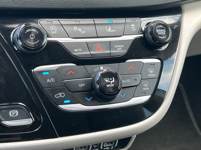 Used 2023 Chrysler Pacifica Touring-L FWD image 27
