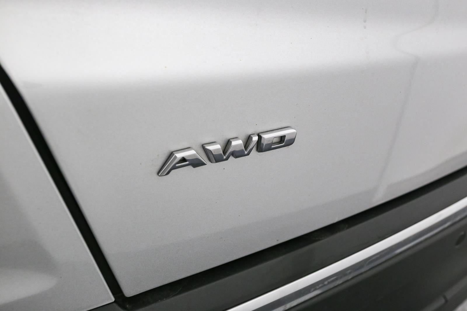 Used 2018 Cadillac XT5 Luxury w/ Driver Awareness Package image 11