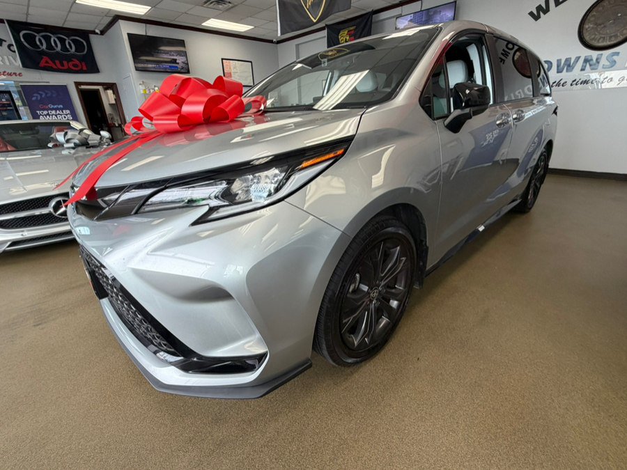 Used 2025 Toyota Sienna XSE FWD image 13