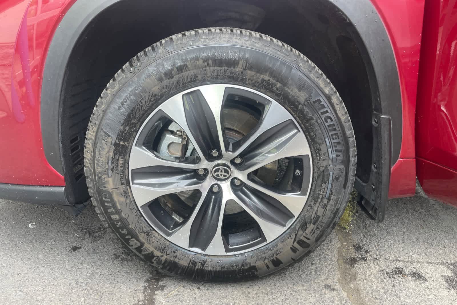 Used 2021 Toyota Highlander XLE AWD/4WD image 15
