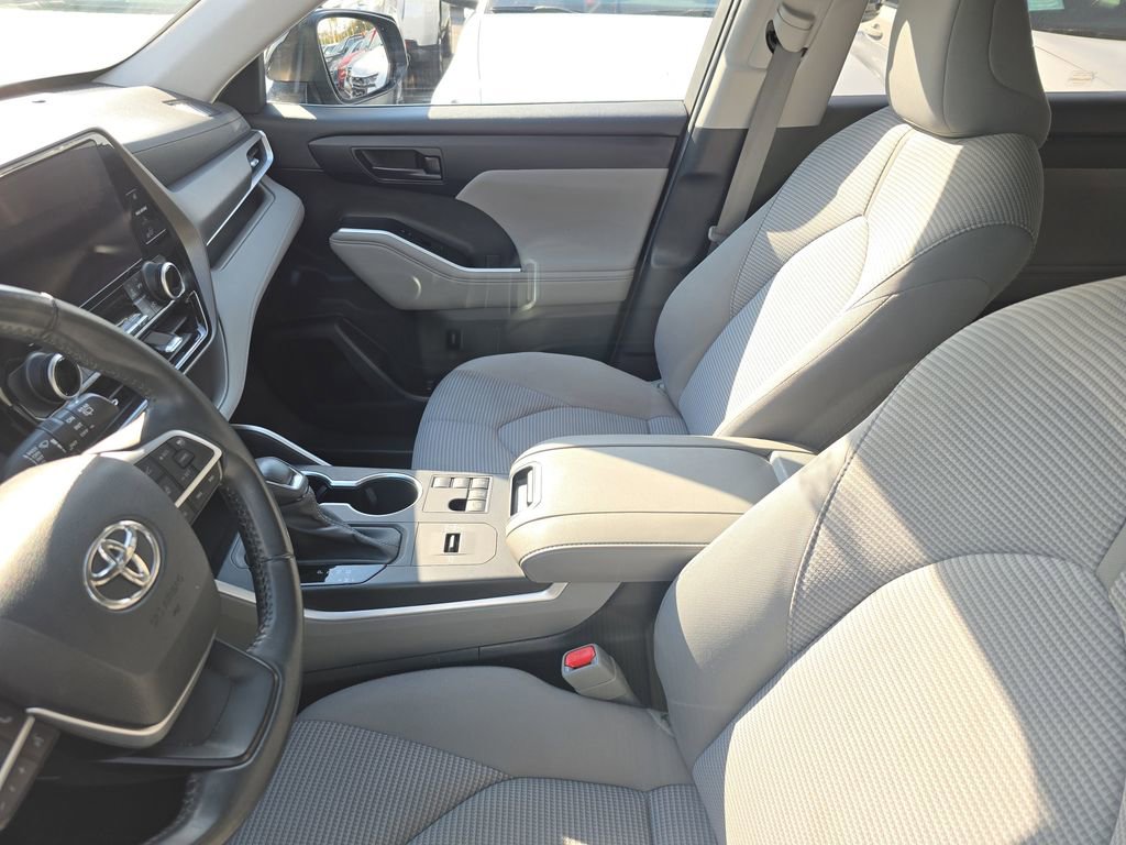 Used 2023 Toyota Highlander LE FWD image 15