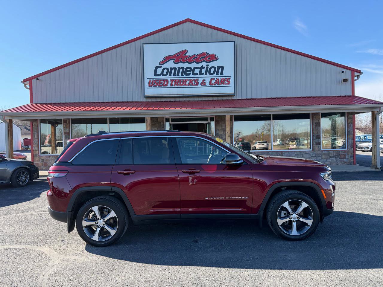 Used 2023 Jeep Grand Cherokee Limited w/ Trailer Tow Prep Group (B) image 2
