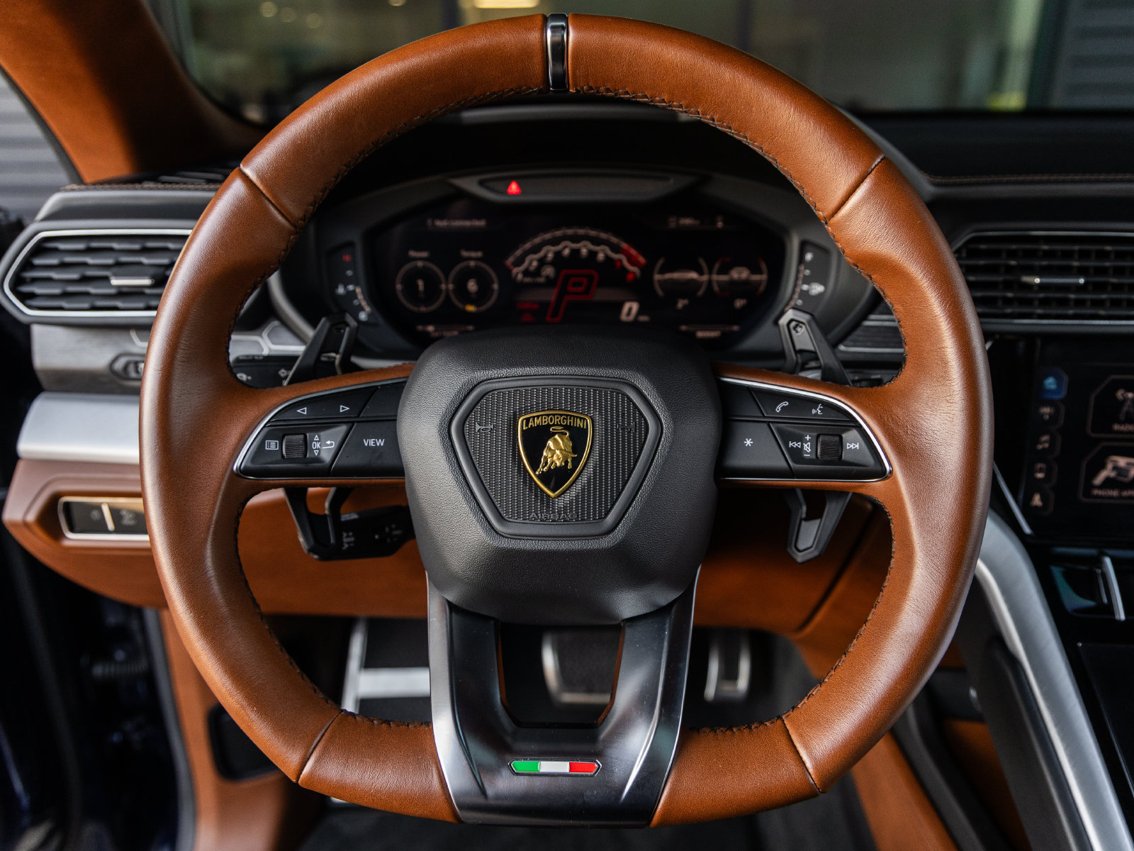 Used 2021 Lamborghini Urus AWD/4WD image 34