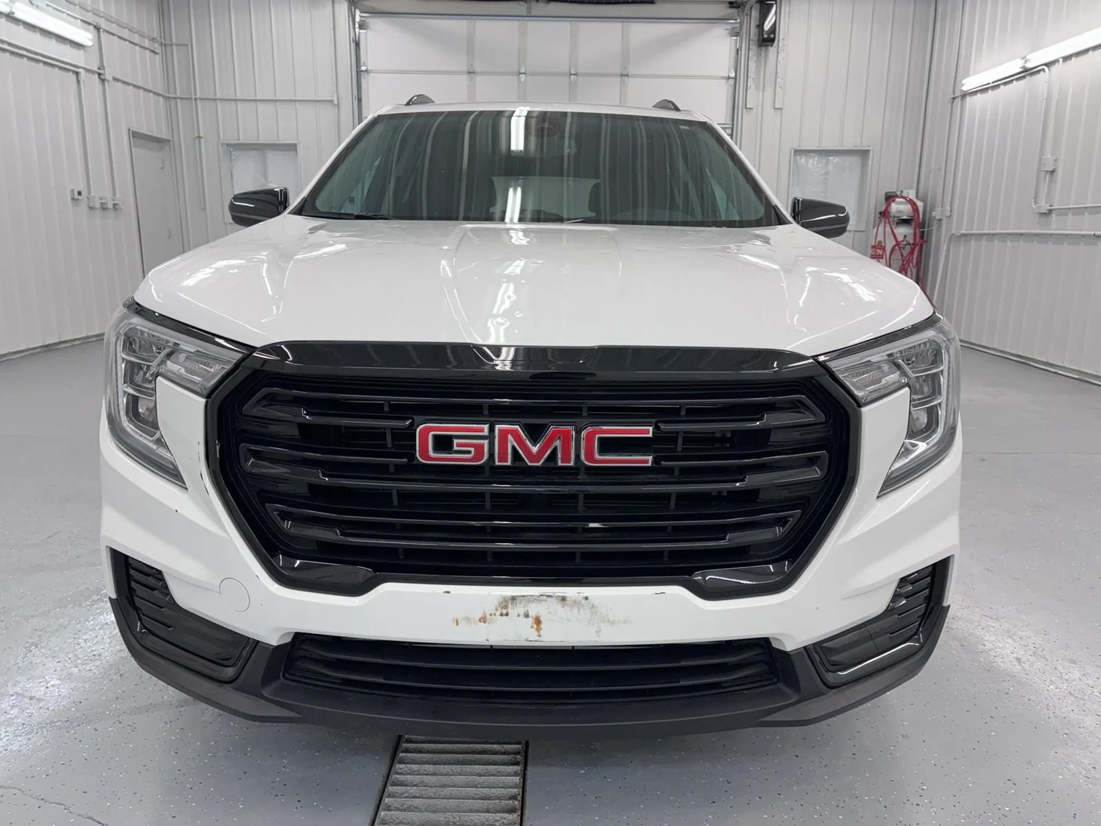 Used 2024 GMC Terrain SLE w/ Elevation Edition FWD image 11