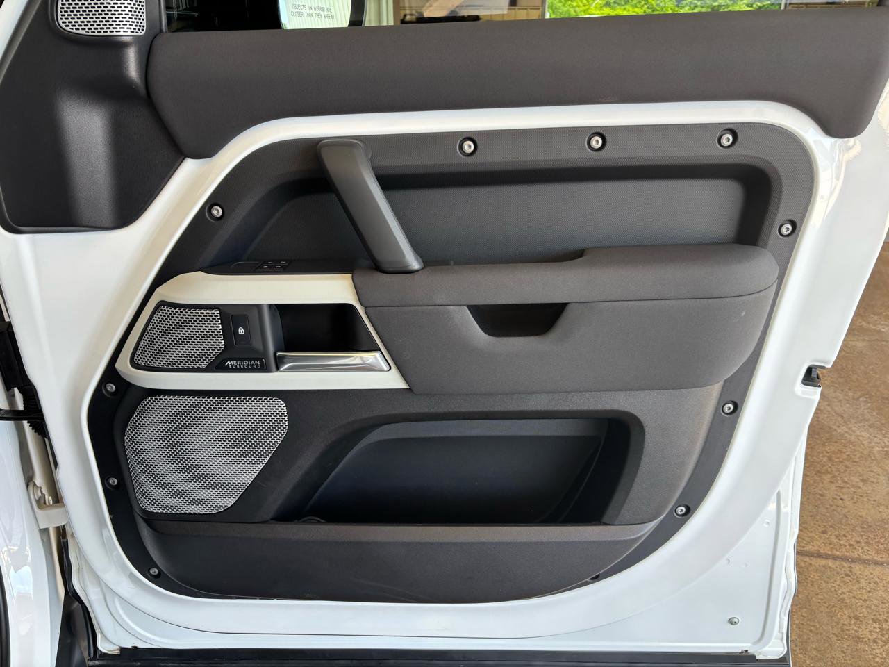 Used 2023 Land Rover Defender 130 SE image 26