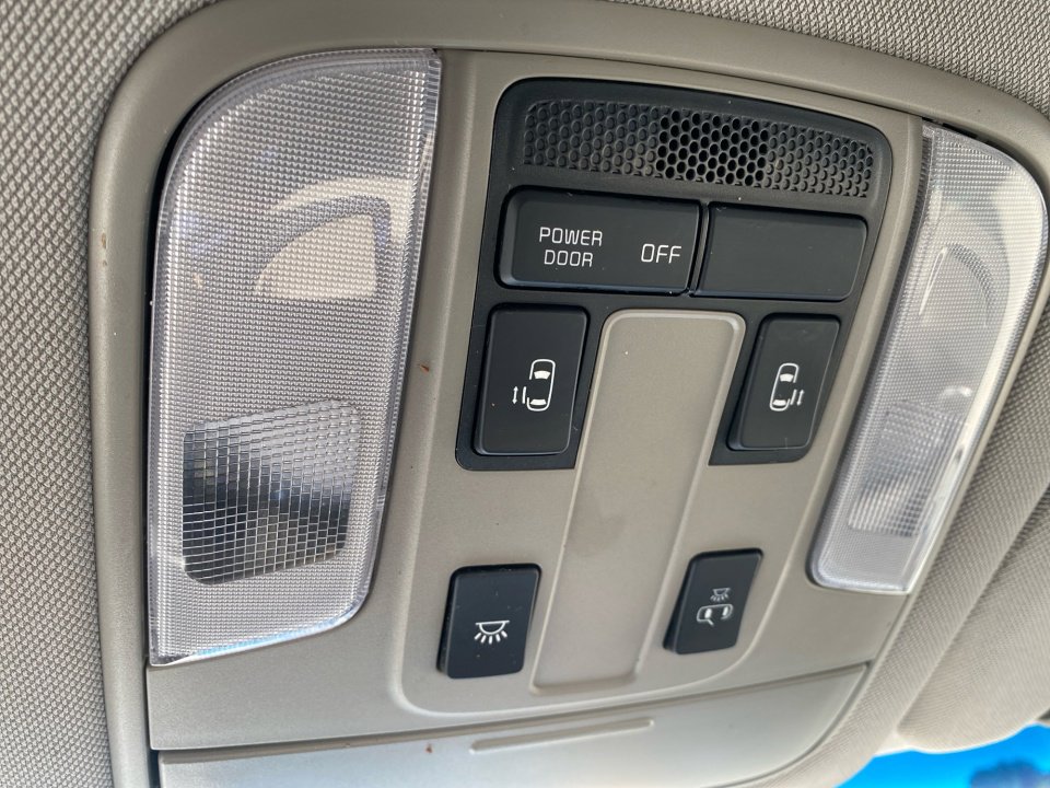 Used 2017 Kia Sedona LX w/ LX Essentials Premium Package FWD image 25