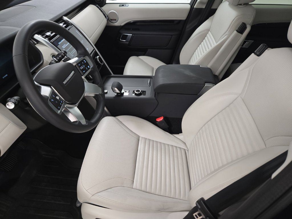 Certified 2025 Land Rover Discovery S AWD/4WD image 19