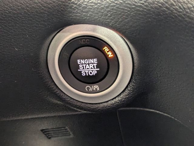 Used 2025 Chrysler Pacifica Select image 21