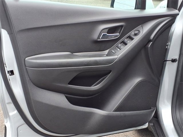 Used 2022 Chevrolet Trax LT w/ LT Convenience Package image 10