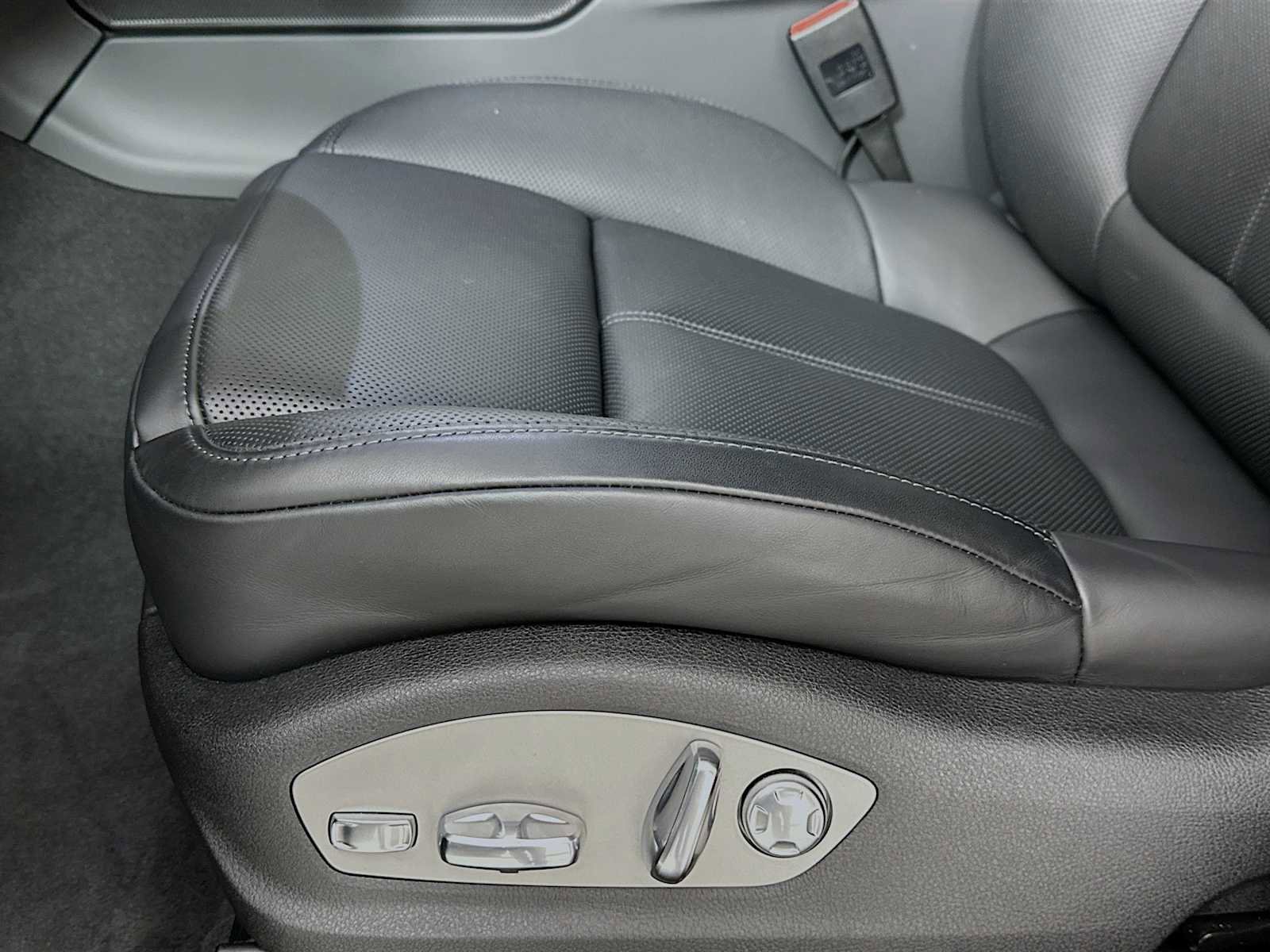 Certified 2025 Porsche Macan image 13