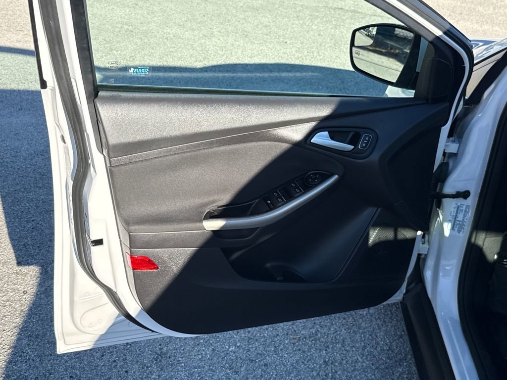 Used 2015 Ford Focus Titanium image 12