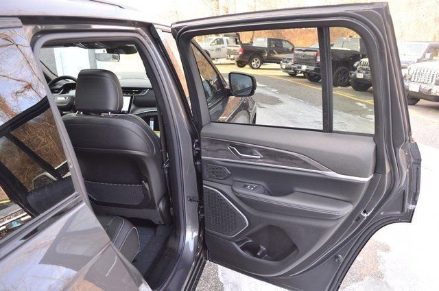 New 2025 Jeep Grand Cherokee Limited w/ Black Appearance Package image 32